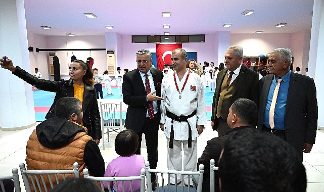 baskan-topaloglu-milli-karatecilerle-bir-araya-geldi.jpg