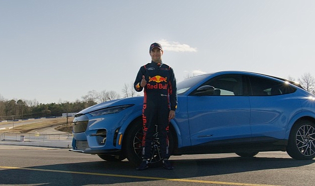 ford-formula-1e-geri-donuyor-ford-2026-ve-sonrasi-icin-oracle-red-bull-racing-takiminin-stratejik-partneri-olacak.jpg