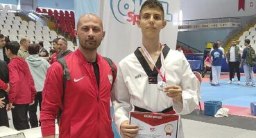 foca-belediyespor-kulubu-taekwondo-subesi-sporcusu-asrin-yagiz-buyukyavuz-yari-final-elemelerini-altin-madalya-ile-gecti.jpg