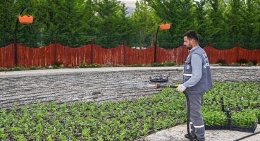Selçuklu Belediyesi tarafından Konya’ya kazandırılan Çiçek Bahçesi ziyaretçilerine kapılarını açmak için gün sayıyor