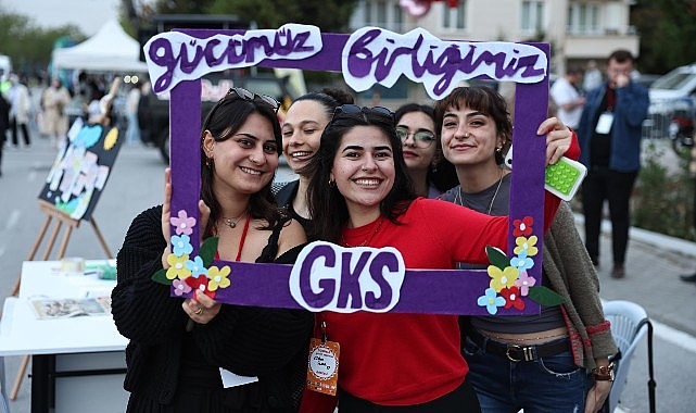 universiteli-gencler-festivalde-eglenerek-stres-atti.jpg